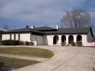 330 Saint Dunstan Dr, Schererville, IN 46375