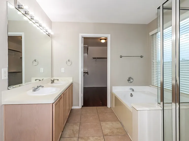 19119 Royal Isle Dr — Photo 12