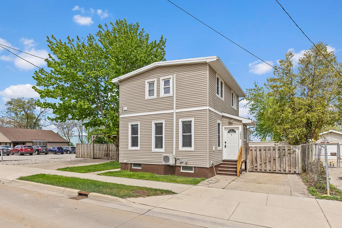 1836 Lakeshore Dr — Photo 2