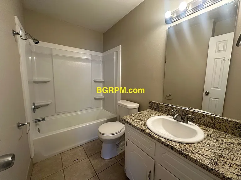 1099 W Elm St — Photo 68