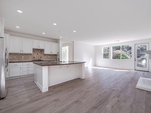5th image of 424 Via Del Lago