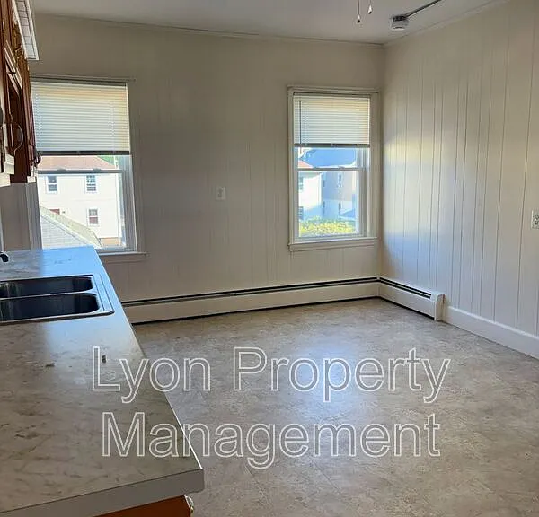 98 Anthony Ave #2R — Photo 8