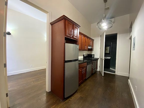 4th image of 132 Graham Ave #1