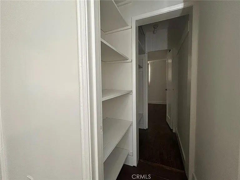 214 E Stocker St #B — Photo 7