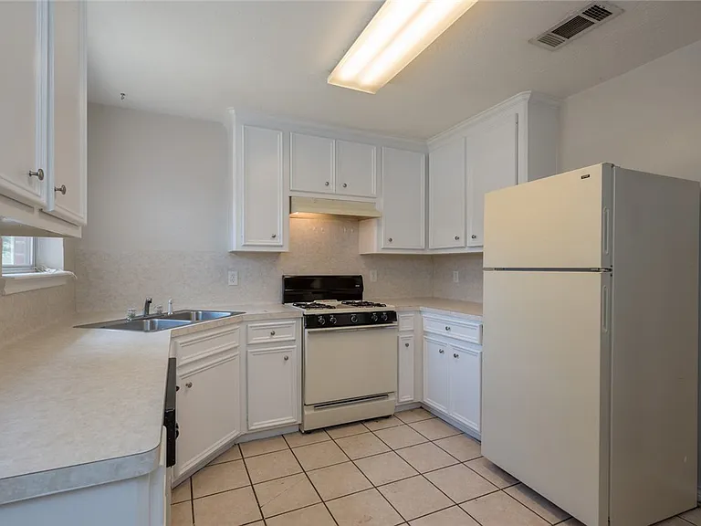 2402 Jaguar Ct — Photo 10