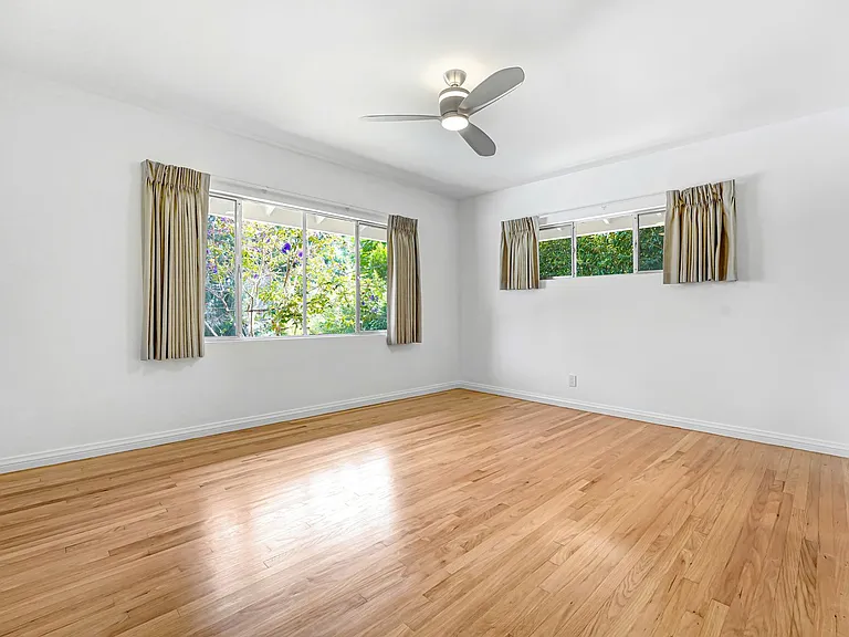 555 Amalfi Dr — Photo 17