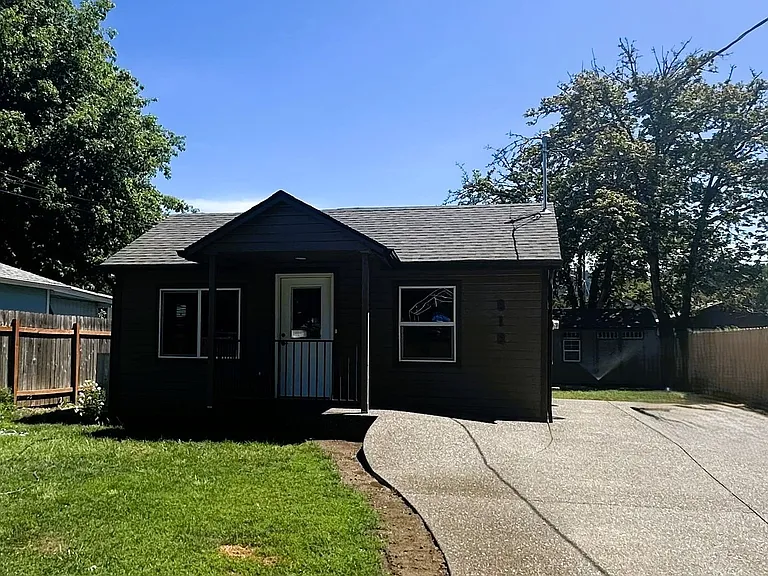 818 NE Johnson St — Photo 1