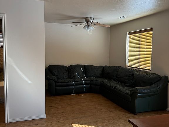 4th image of 1078 E Parkway Dr