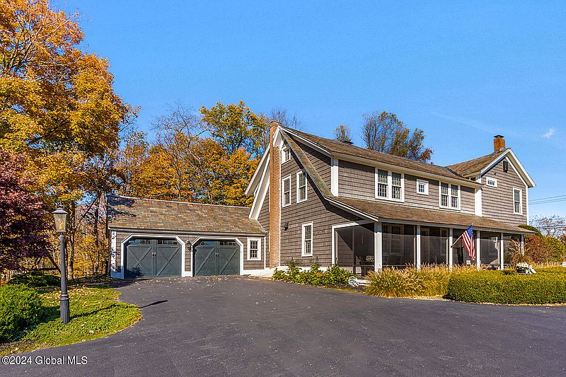 3rd image of 373 Fortsville Road