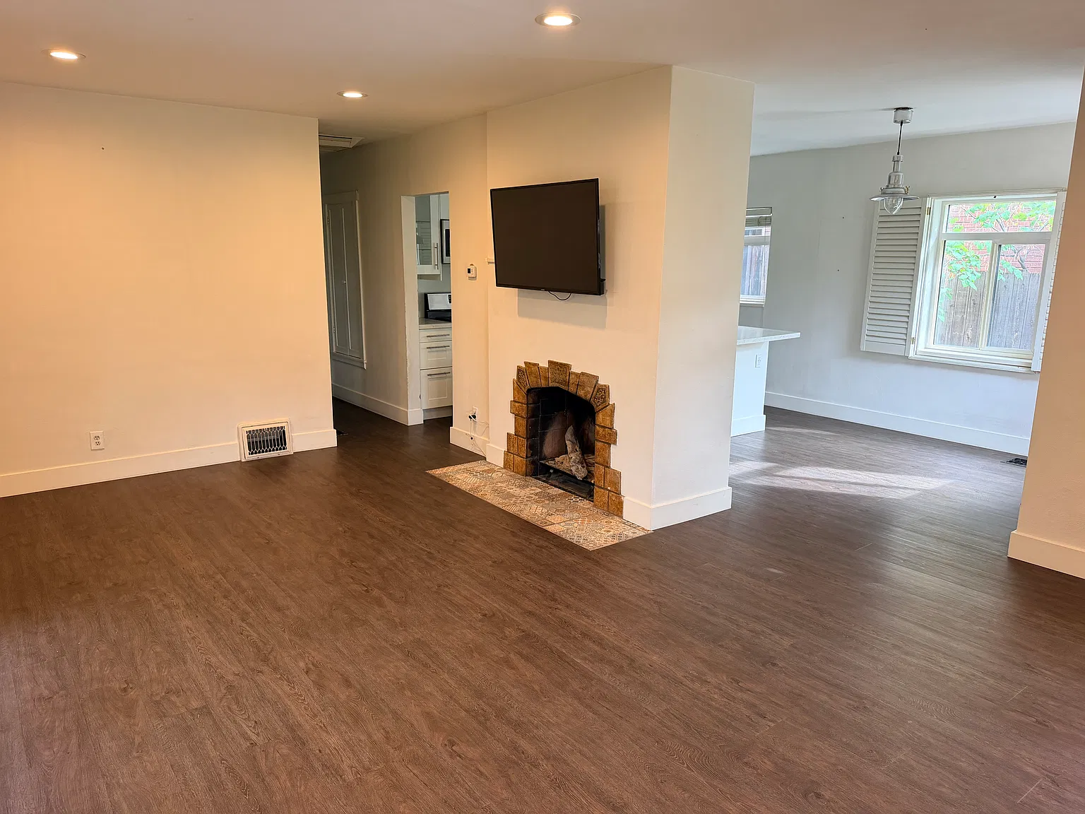 3 bed, 2502 sqft, $3,200 — Photo 3