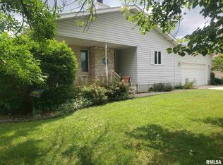 10 Hawthorn Ln, Pleasant Plains, IL 62677