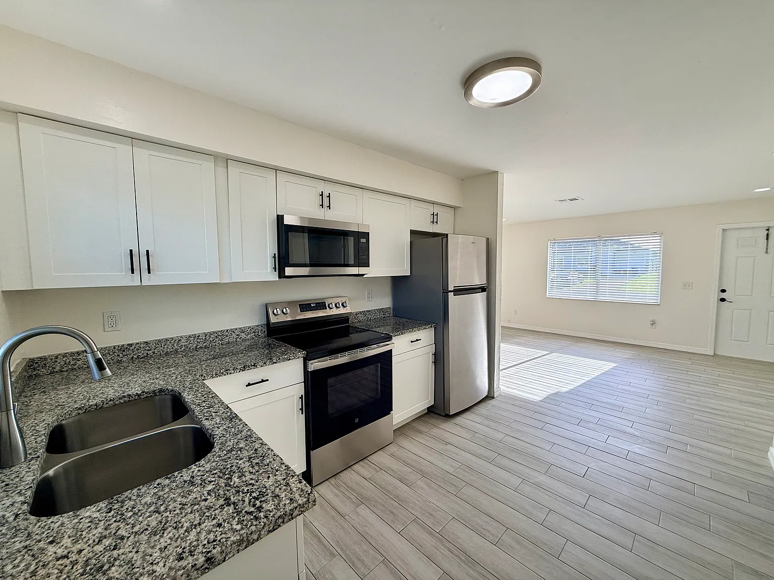 2 bed, 780 sqft, $1,400 — Photo 2