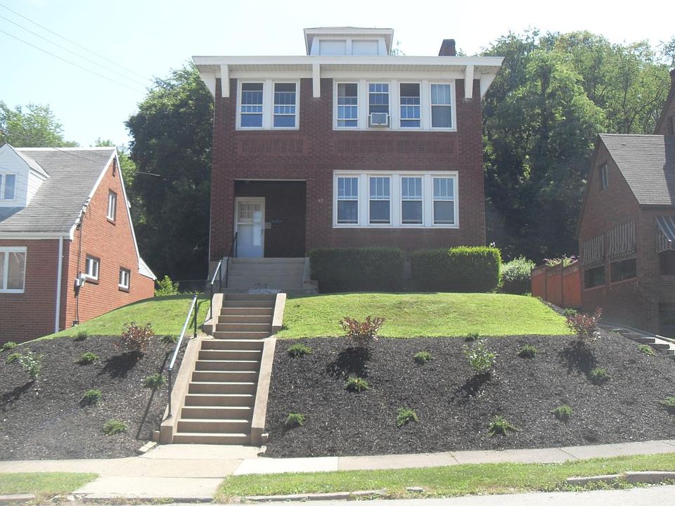 Front of house, Driveway on side to rear entrance