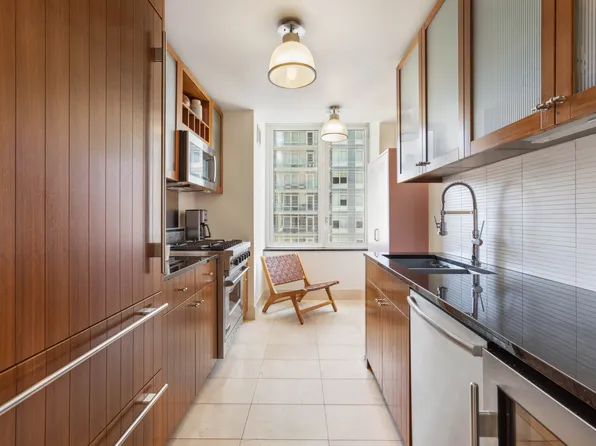 250 East 53rd Street 1402 image 3 of 12