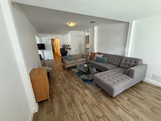 4 bed, 4.5 bath, 3138 sqft, $745 — Photo 4