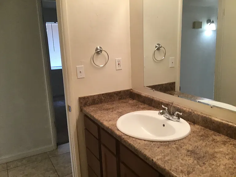 542 E Flores St — Photo 17