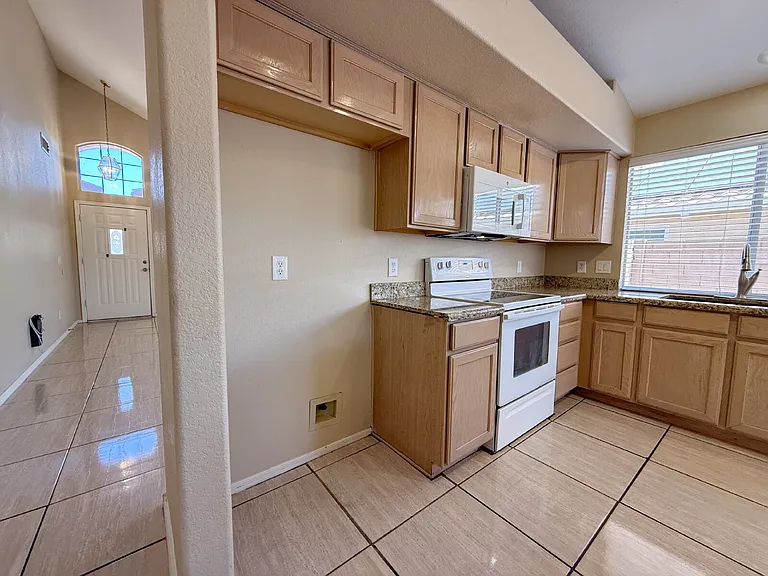 9821 W Yukon Dr — Photo 2