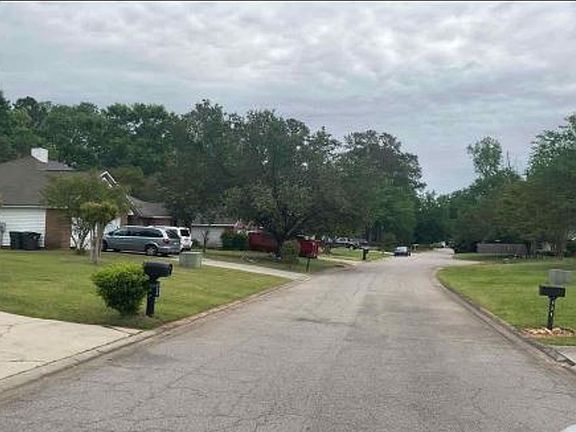 Exterior Neighborhood (street photo)