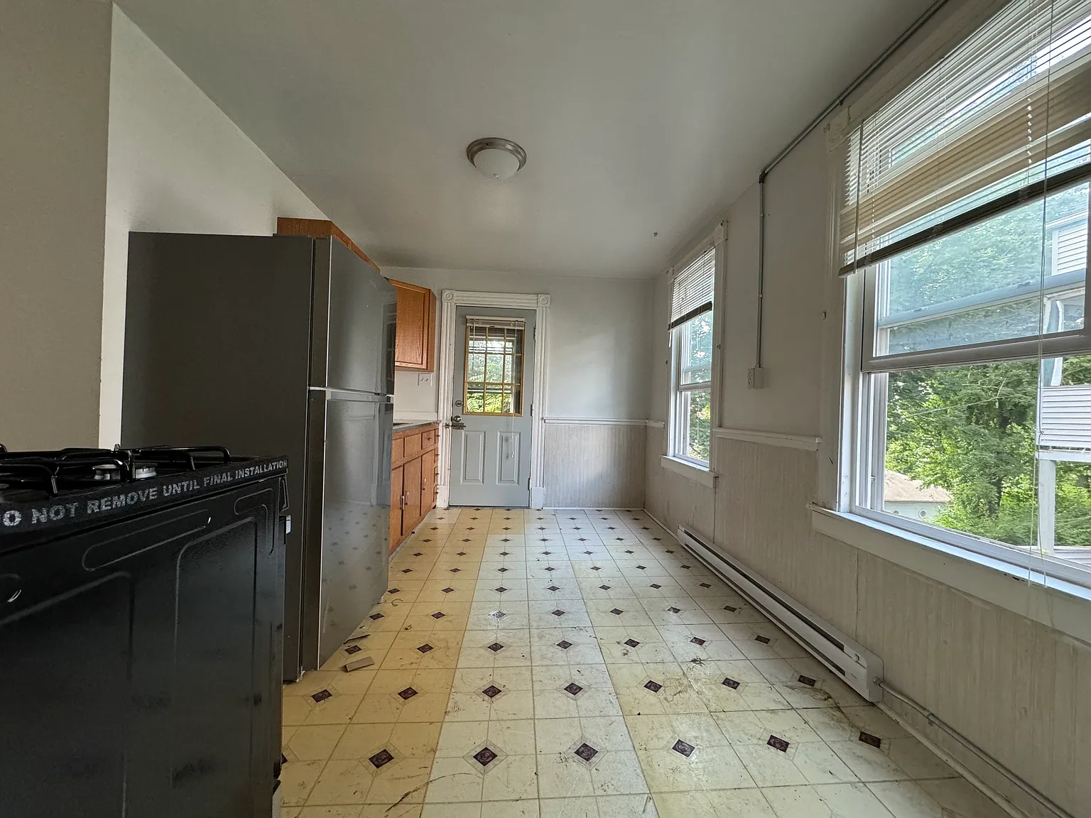 3 bed, 900 sqft, $1,445 — Photo 3