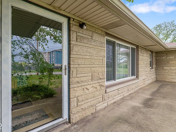 4th image of 5565 Varna Dr