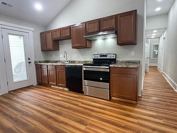 4th image of 102 N Summit St