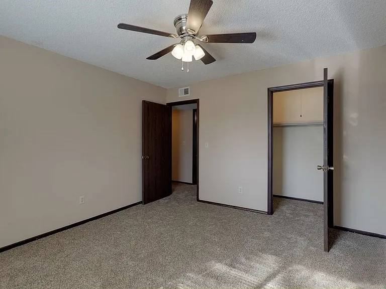 Aragon Apartments — Photo 34