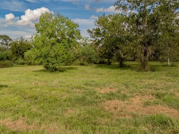 338 Robinhood Rd, Victoria, TX 77905