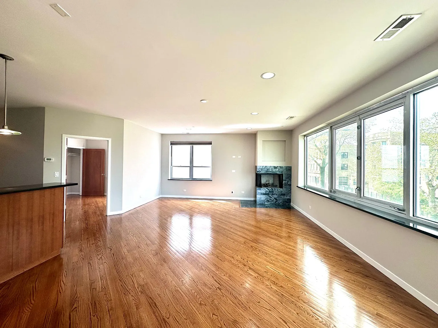 1635 W Cortland St — Photo 2