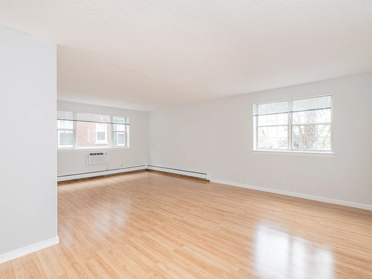 2 bed, 890 sqft, $3,200 — Photo 3