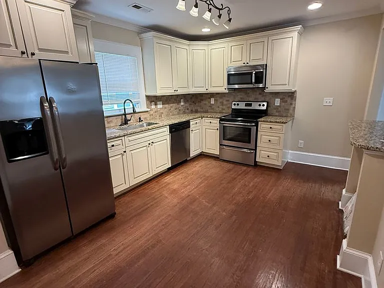 1724 Hawthorne Ln — Photo 12