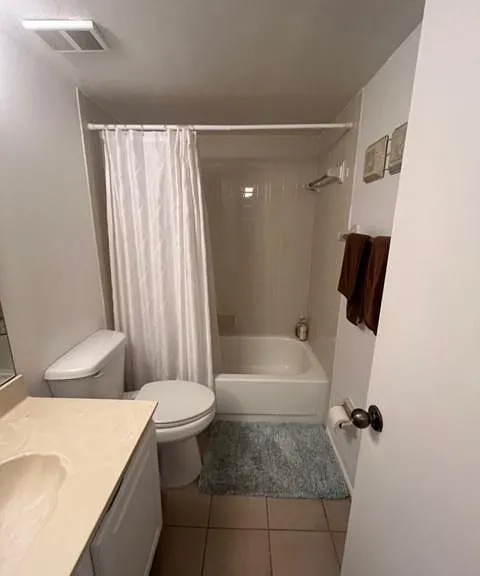 2nd Full bath with tub.