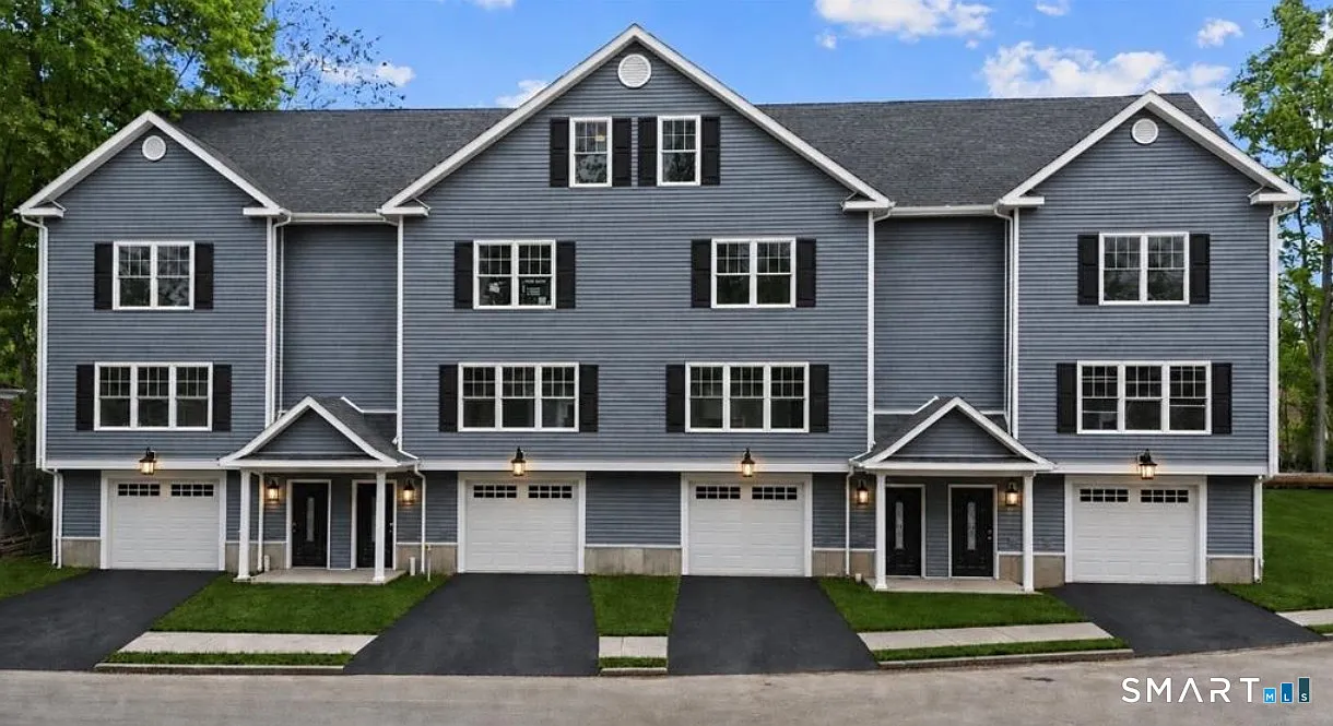 4 bed, 3.5 bath, 2500 sqft, $2,950 — Photo 1