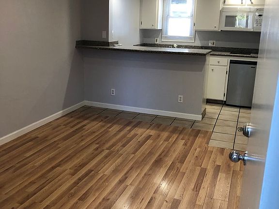 2nd image of 10814-10818 Blix St #10814-814-B1
