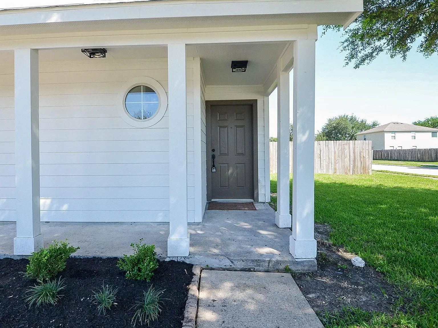 4 bed, 2.5 bath, 1756 sqft, $2,500 — Photo 2