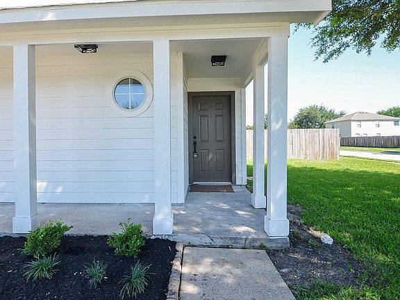 2nd image of 3906 Hollow Cove Ln