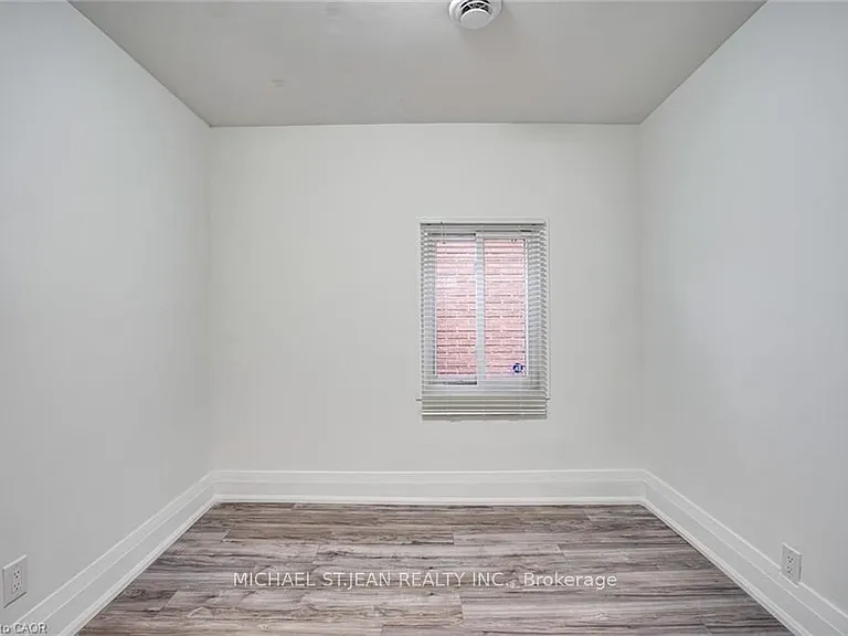 24 Vansitmart Ave — Photo 9