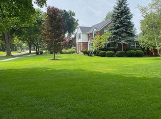 25747 Hereford Dr, Huntington Woods, MI 48070