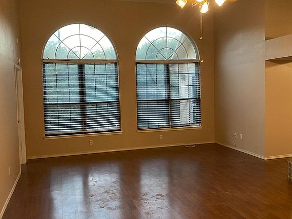 4th image of 805 Parkhill Dr