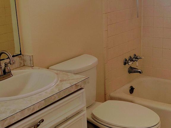 3rd image of 913 Luella Ave