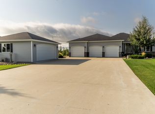 5915 Dakota Country Dr, Bismarck, ND 58503