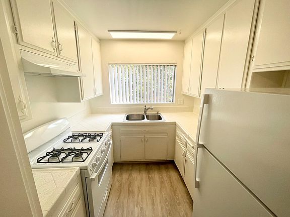 5th image of 3696 Marlborough Ave #9