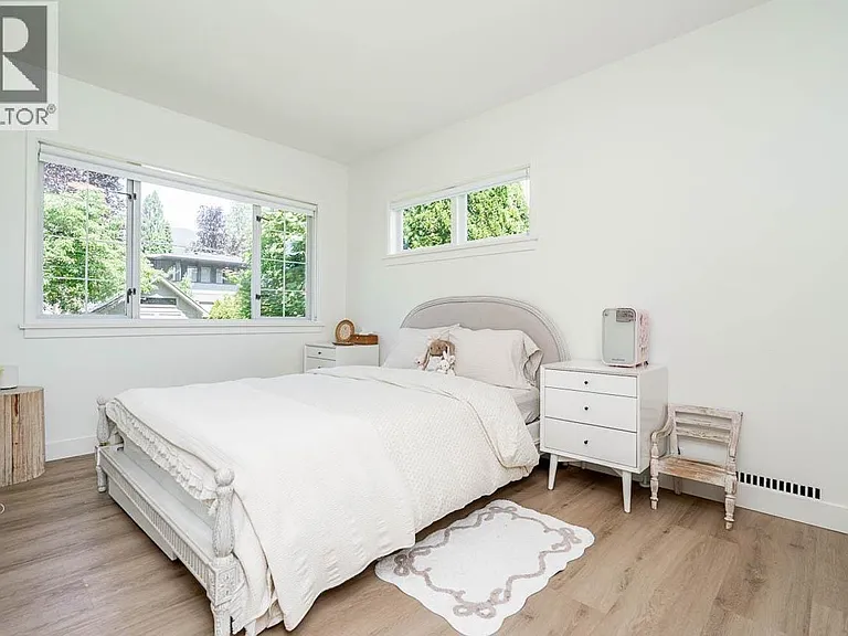 2784 Crescentview Dr — Photo 3