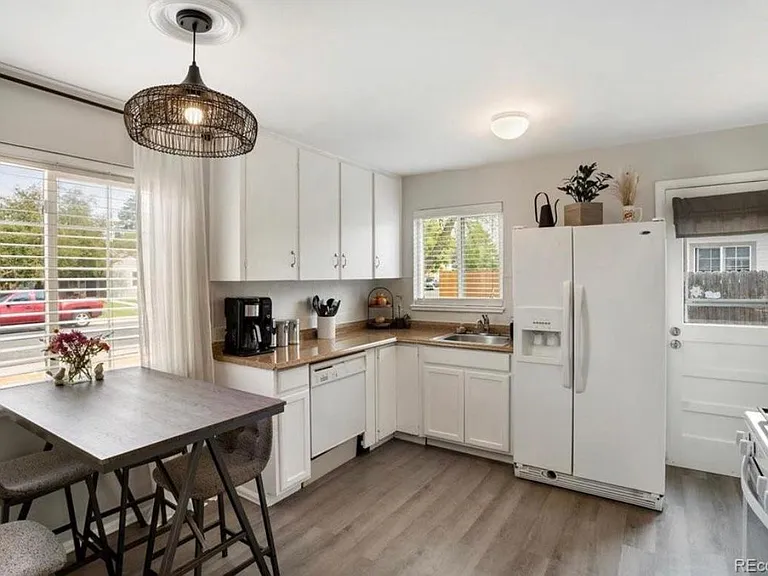 860 Oakland St — Photo 9
