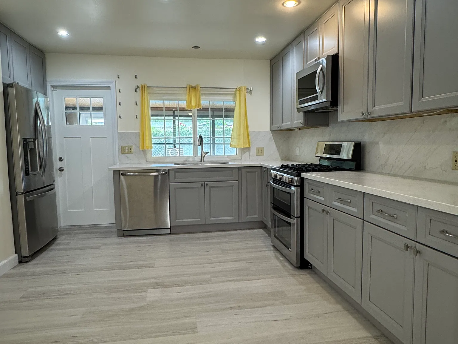 3 bed, 1161 sqft, $4,695 — Photo 4