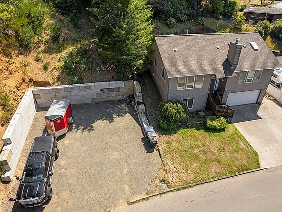 4th image of 1146 NW Sunset Dr