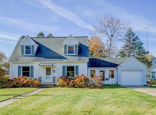 183 Hillcrest Cir, Sun Prairie, WI 53590
