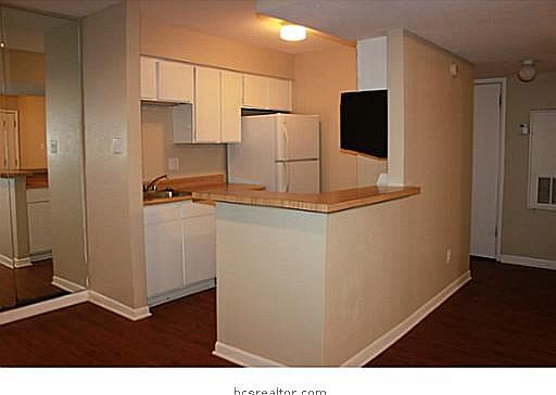4th image of 904 University Dr Unit 147