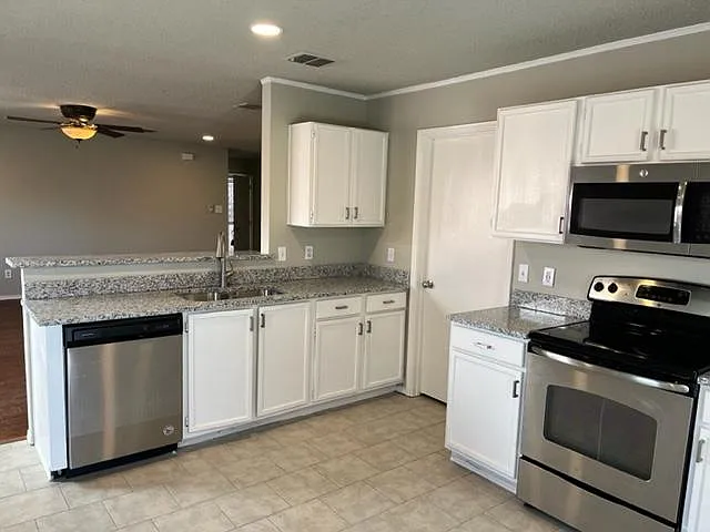 1579 Crown View Dr — Photo 4