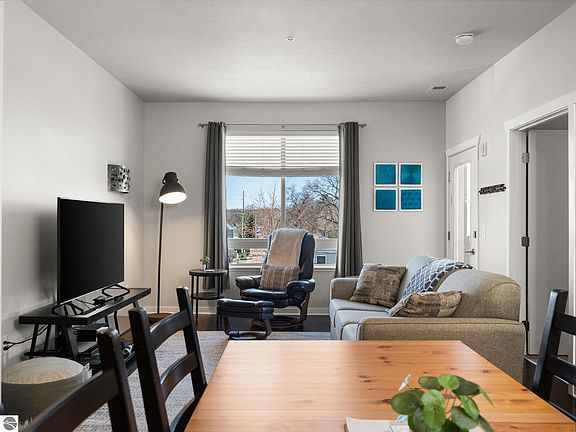 4th image of 630 S Garfield Ave #309