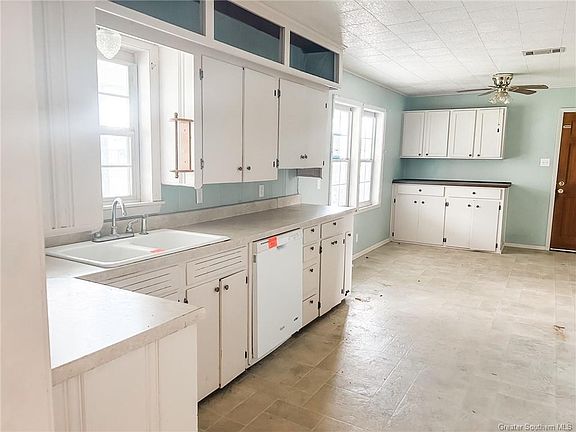 3rd image of 912 Shady Ln